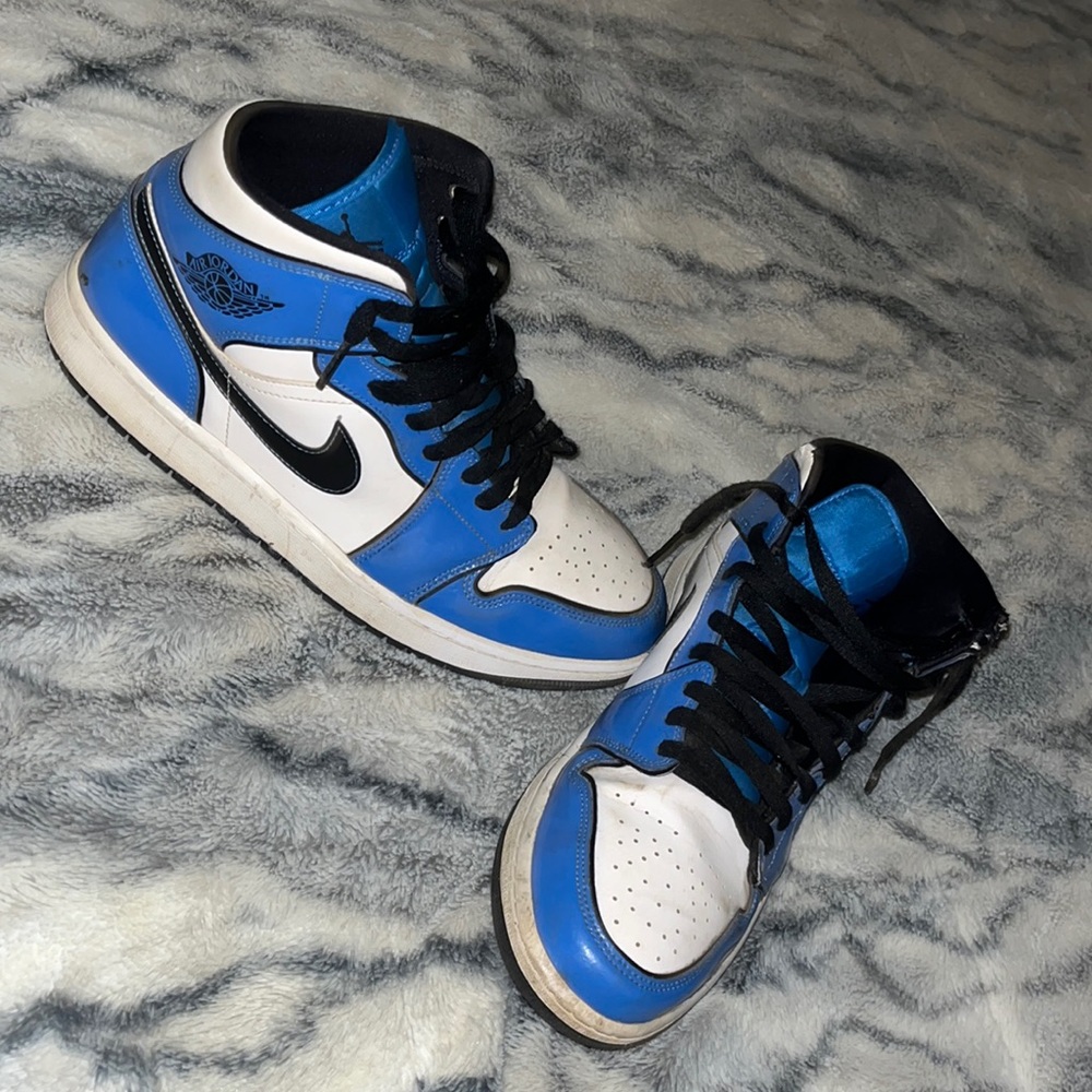 Retro Jordan 1’s blue and white